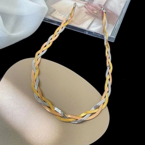 Dettaglio della catena piatta a serpente intrecciata tricolore oro argento e rosa