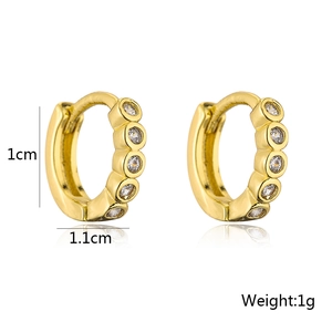 Dettaglio orecchini huggie in oro che mostra l'altezza di 1cm e il peso di 1g