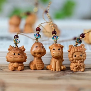 Makro-Detail von Cartoon-Tierkreis-Anhängern aus Holz für Drache Schlange Pferd Schaf