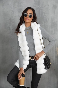 Détail de la texture pelucheuse et des coutures de la veste en fausse fourrure blanche