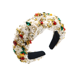 Détail d'un serre-tête de Noël en tweed blanc avec perles, cristaux et pendentifs