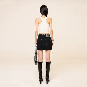 Vue arrière d'une jupe en denim noir taille haute avec rivets et détails style rock