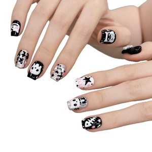 Unghie finte punk bianche e nere con gatto teschio stelle e design HELLO