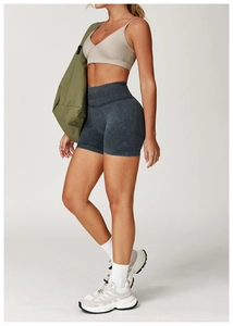 Détail du short de yoga gris foncé sans couture à taille haute avec effet push-up fessier