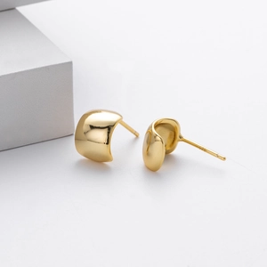 Detalle de pendientes de aro en plata 925 bañados en oro con un acabado de espejo