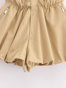 Détail du short décontracté kaki à taille haute avec taille élastique et poches zippées