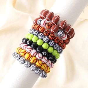 Vue macro de bracelets extensibles colorés avec breloques de sport comme le football
