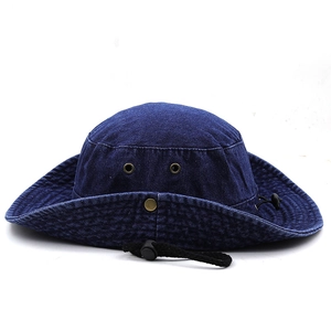 Détail du chapeau bob en denim avec œillets métalliques et mentonnière réglable