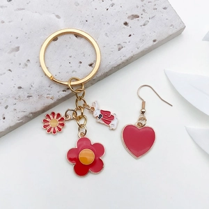 Roter Emaille Kirschblüten und Hasen Schlüsselanhänger Set mit Herzohrring auf Marmor