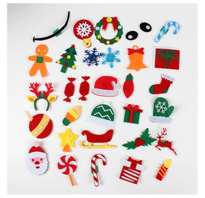 Vista piatta di decorazioni natalizie in feltro fai-da-te con Babbo Natale e renne