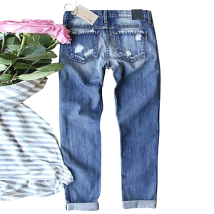 Blaue Straight-Leg-Jeans mit Distressed-Details und Rollsaum auf weißem Hintergrund