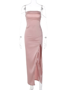 Dettaglio macro dell'abito in raso rosa con spacco e spalline con catena di strass