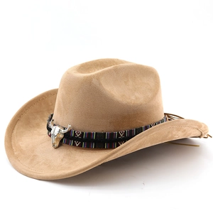 Détail du chapeau de cowboy en suède avec ornement tête de taureau et bande ethnique