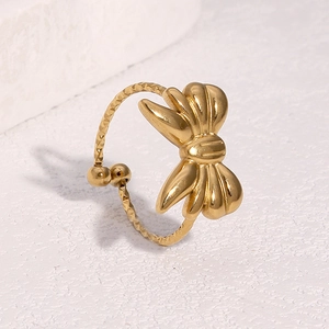 Minimalistischer 18k vergoldeter Edelstahl-Schleifenring mit Rautenmuster und offenem Band