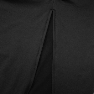 Détail de la fente latérale et des coutures fines sur une robe dos nu noire ajustée