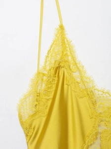 Vue détaillée d'un caraco en satin jaune avec bordure en dentelle délicate au col