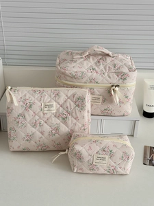 Set di 3 borse per il trucco trapuntate con fiori rosa con manico e fiocchi decorati