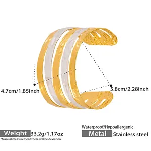 Detailansicht der gold-silbernen Edelstahl-Armspange mit Blattmuster-Design