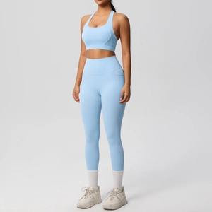 Completo yoga azzurro con reggiseno sportivo e leggings a vita alta con tasche laterali