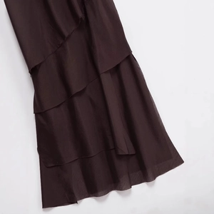 Robe courte marron chocolat avec col en V et volants superposés en mousseline