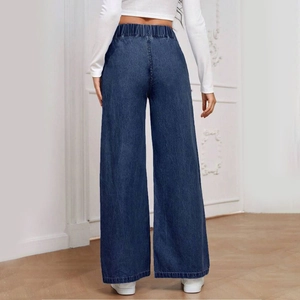 Vista posteriore dettagliata di jeans a gamba larga a vita alta con elastico in vita