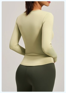 Dettaglio del top da yoga a maniche lunghe slim fit con vita arricciata in verde chiaro
