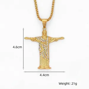 Vergoldete Jesus-Christus-Halskette mit weißen Zirkonia-Steinen auf weißem Hintergrund