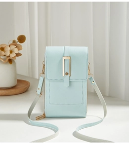 Dettaglio borsa porta cellulare in pelle PU azzurra con fibbia magnetica dorata