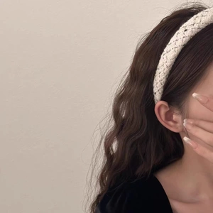 Close-up of beige tweed headband texture on a model showing French vintage style