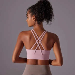 Dettaglio posteriore del reggiseno sportivo rosa con spalline incrociate e ampia fascia elastica