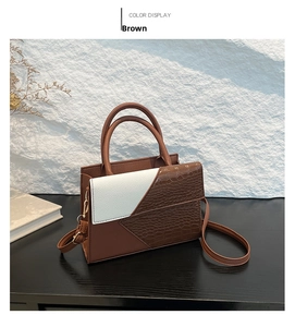 Détail du sac à main en similicuir marron avec motif crocodile et finitions dorées chic