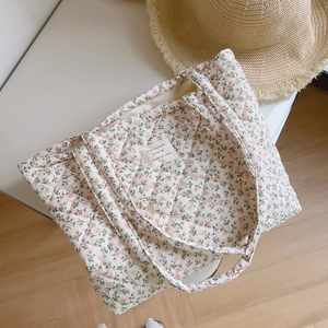 Floral quilted cotton tote bag with large capacity in pink and beige pastoral style
