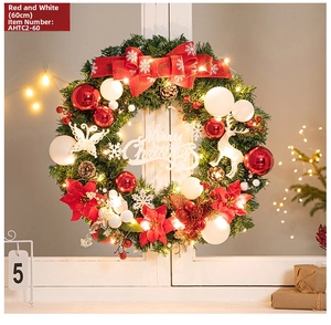 Détail d'une couronne de Noël 60cm avec LED, boules rouges et inscription Joyeux Noël