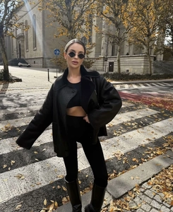 Gros plan sur la texture de la veste en peau lainée noire et le col à revers mode