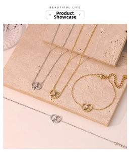 Detailansicht eleganter Schleifen-Anhänger Halsketten und Armbänder in Gold und Silber