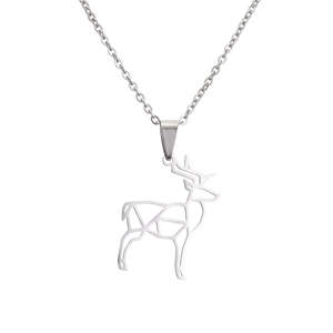 Collier minimaliste en acier inoxydable argenté avec pendentif cerf ajouré sur fond blanc
