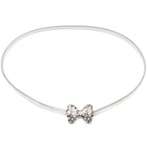 Détail d'une chaîne de taille élastique argentée avec boucle en nœud de strass