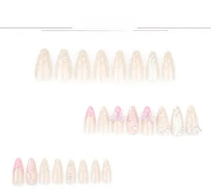 Détail macro de nœuds 3D et perles sur faux ongles rose de style français doux