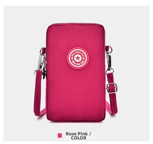 Détail du mini sac bandoulière en nylon oxford rose avec boucles argentées et écusson