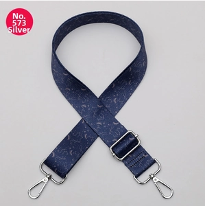 Dettaglio tracolla regolabile blu con motivi di costellazioni rosa e ganci in argento