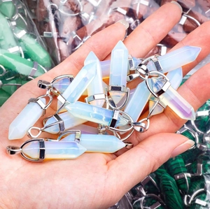 Detailweergave van de opaal kristallen zeshoekige hangers met gepolijste zilveren sluitingen