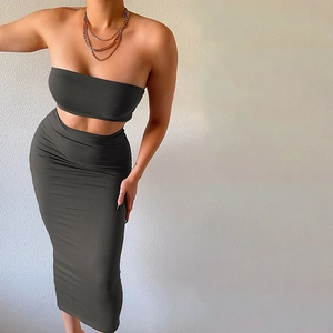 Détail d'un ensemble gris anthracite avec haut bustier et jupe longue moulante élégante