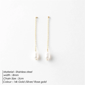 Boucles d'oreilles longues en chaîne dorée avec perles d'eau douce baroques blanches