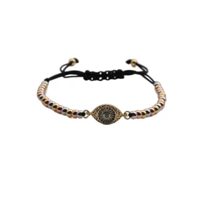 Bracelet ajustable Evil Eye avec perles plaquées or tricolores sur fond blanc neutre