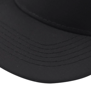 Dettaglio delle cuciture parallele sulla visiera di un cappello da baseball nero