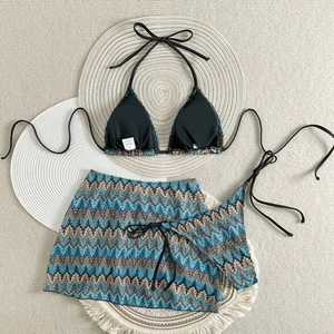 Vue à plat d'un bikini 3 pièces avec motif de vagues et jupe de plage assortie