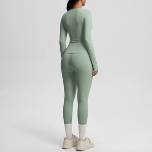 Vue arrière d'un ensemble de yoga vert menthe avec haut à manches longues et legging