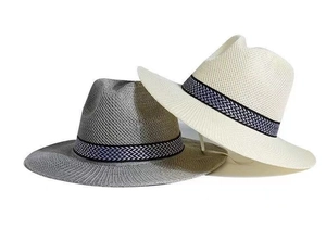 Détail de chapeaux de paille tressés en gris et beige avec rubans décoratifs