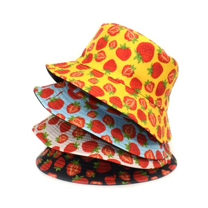 Lot de quatre bobs avec imprimé fraises en jaune, bleu, blanc et noir pour le soleil
