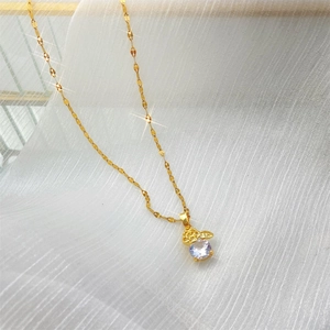 Collier en or minimaliste avec pendentif rose et pierre de zircon violet brillant